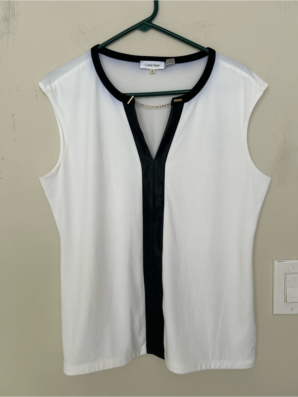 Calvin Klein White Sleeveless V-Neck Top Black faux Trim Chain Accent size L
